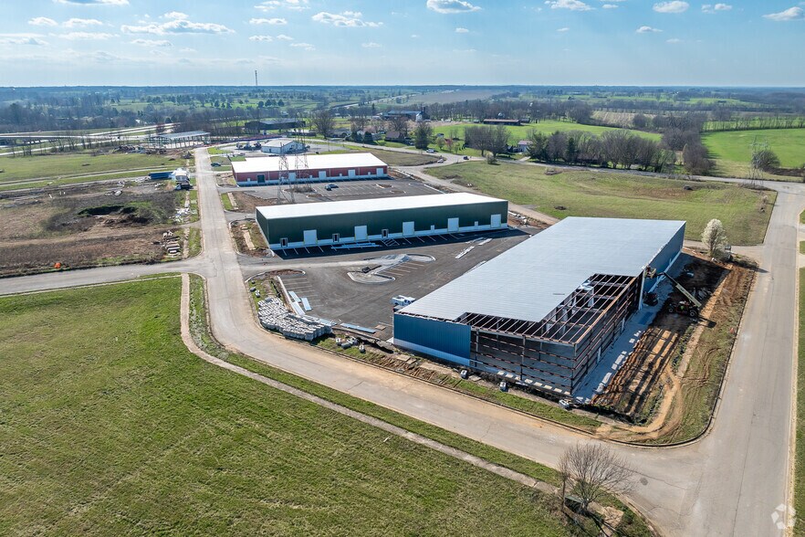 More Photos Of 100 Lacefield, Midway Light Distribution For Sale