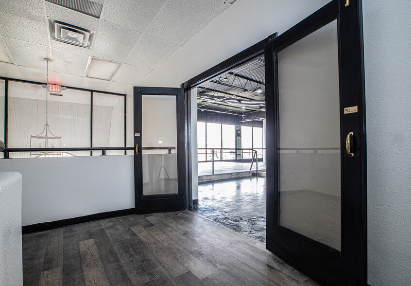 More Photos Of 802 Crosstimbers, Houston General Retail For Sale