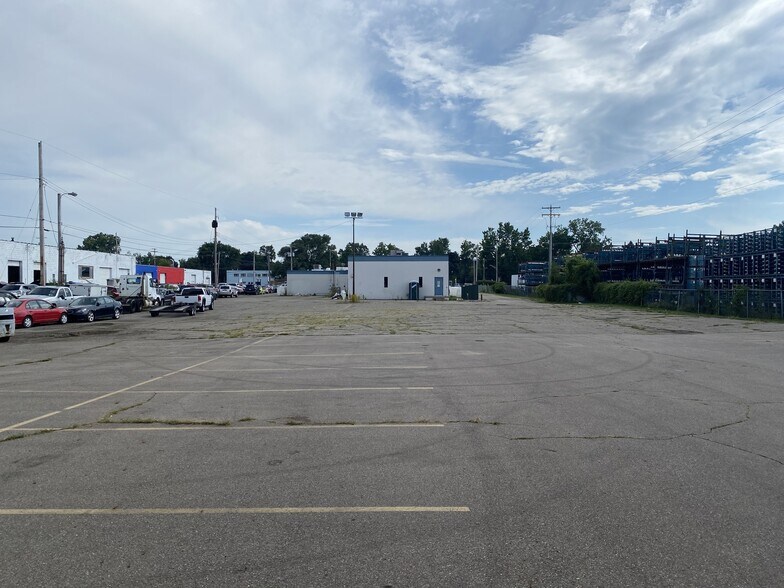 More Photos Of 4700 N Grand River Ave, Lansing Distribution For Sale