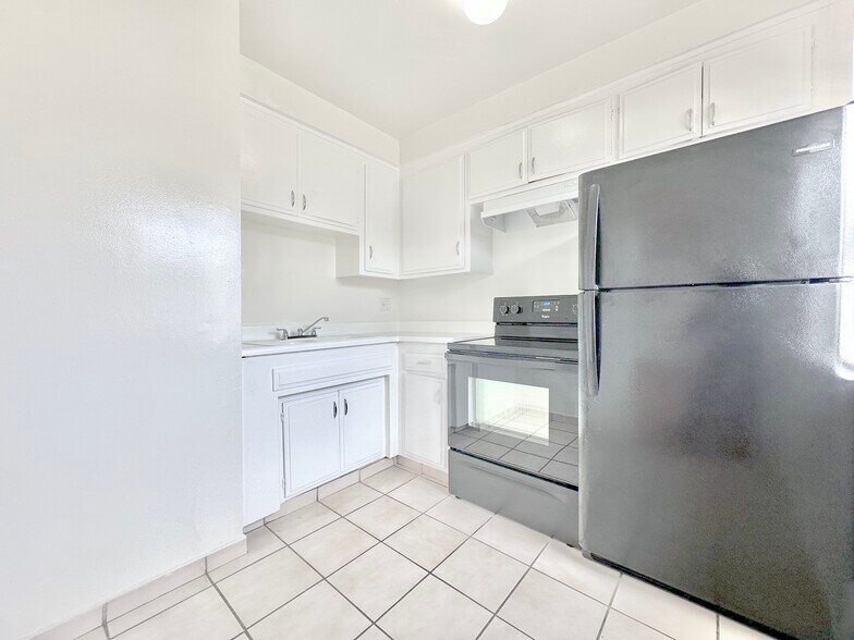 More Photos Of 14157 Calvert St, Van Nuys Apartments For Sale