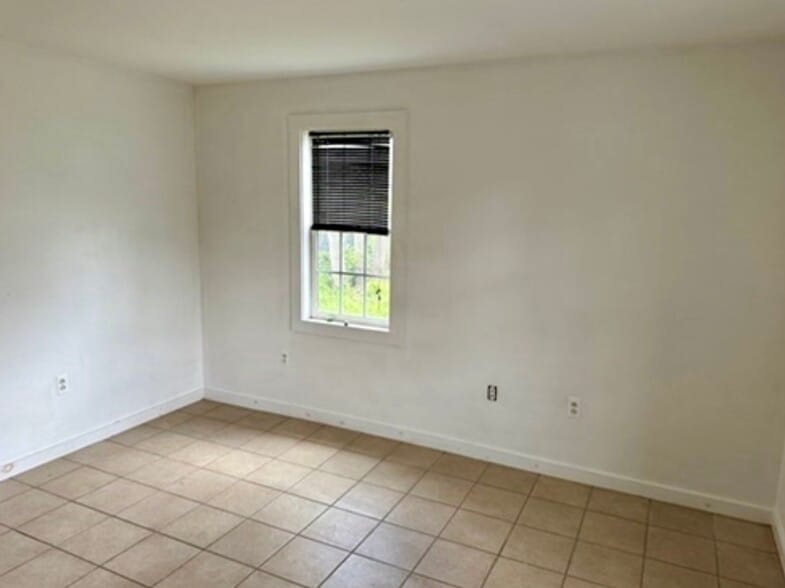 More Photos Of 44 Ellsworth St, Worcester Light Distribution For Sale