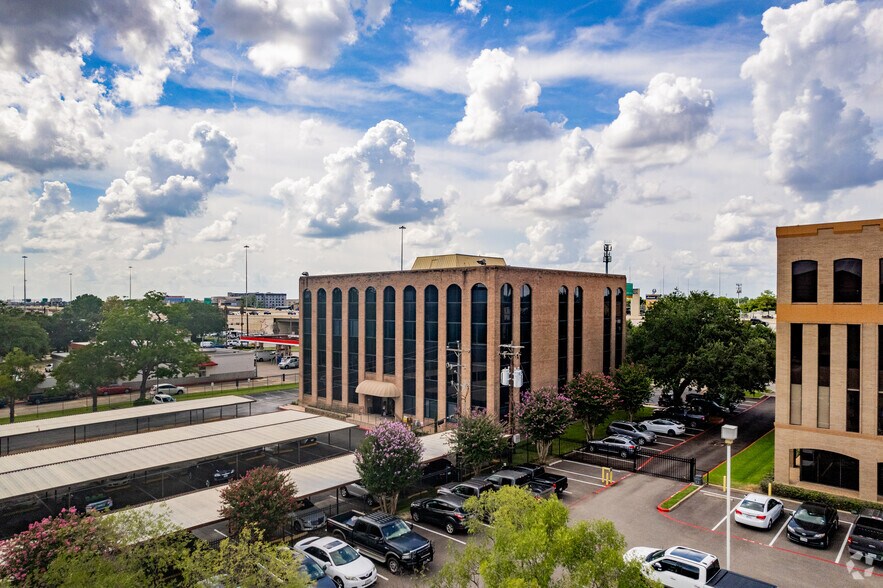 More Photos Of 9235 Katy Fwy, Houston Office For Lease