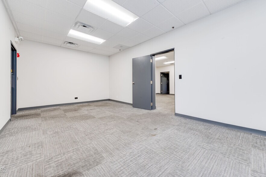 More Photos Of 2501-2575 Allan Dr, Elk Grove Village Warehouse For Lease