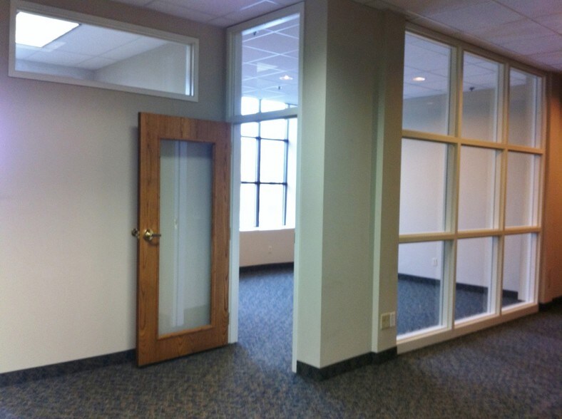 More Photos Of 2324 University Ave W, Saint Paul Loft Creative Space For Lease