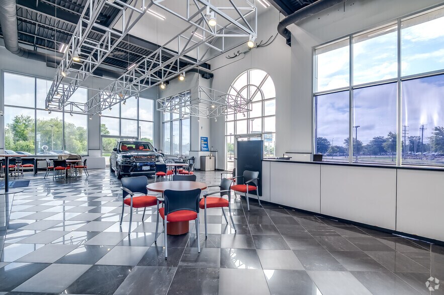 More Photos Of 3210 W Washington St, West Bend Auto Dealership For Lease