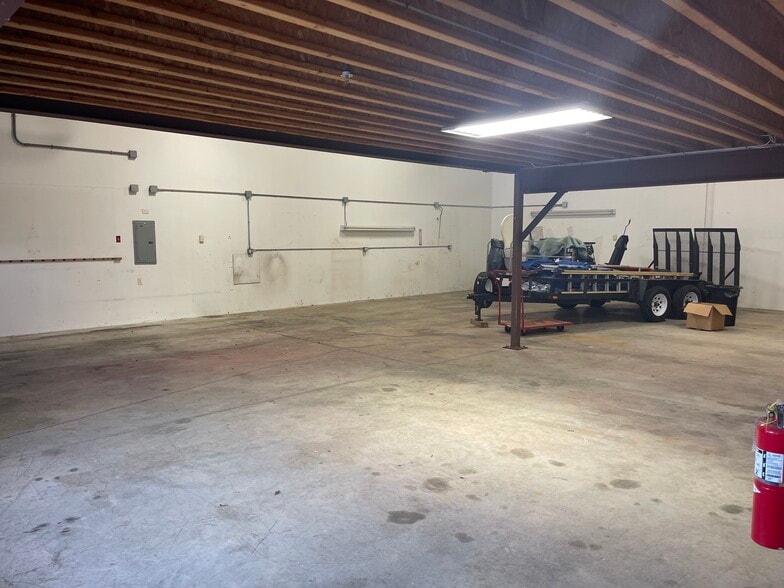 More Photos Of 103 Ledge Rd, Seabrook Warehouse For Sale