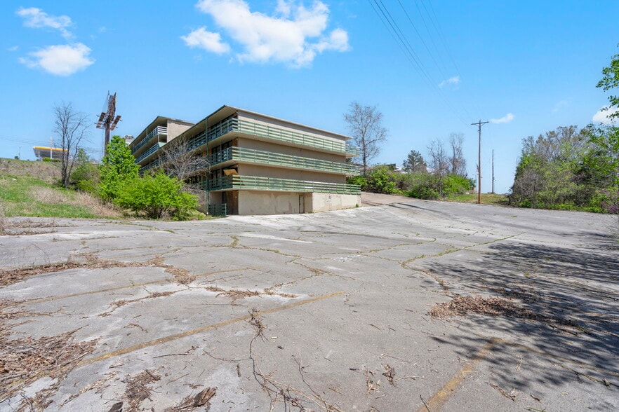 More Photos Of 1900 W 76 Country Blvd, Branson Hotel For Sale