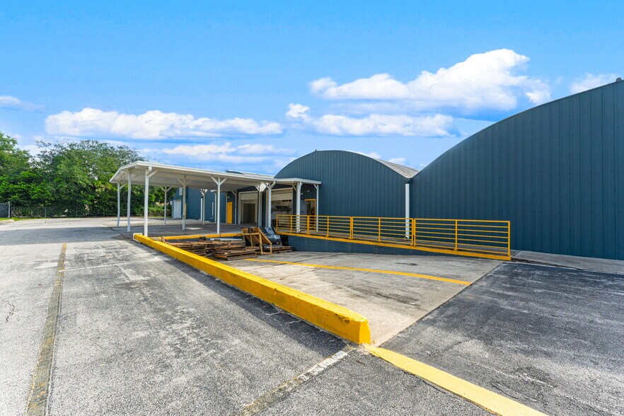 More Photos Of 700 S Hawthorne Ave, Apopka Warehouse For Lease