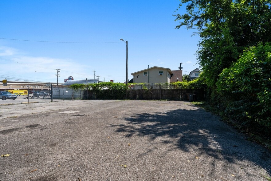 More Photos Of 5409 Charlotte Pike, Nashville Auto Dealership For Lease