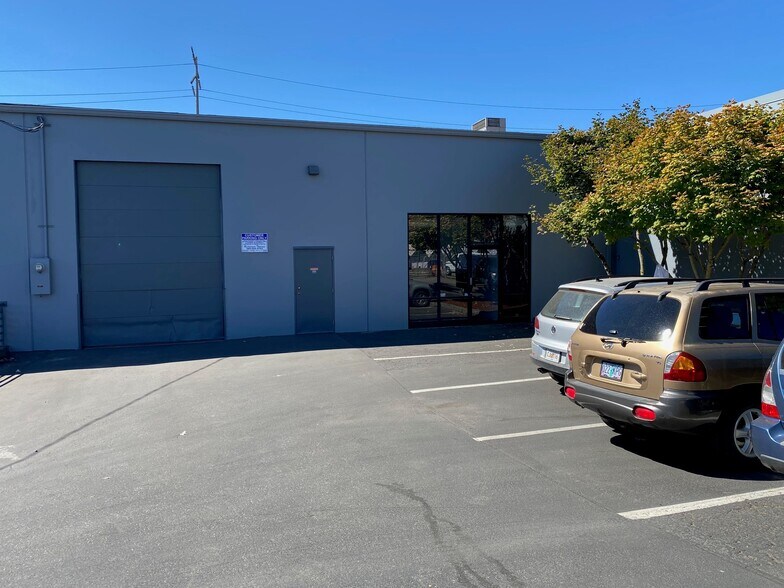 More Photos Of 2502-2530 SE 8th Ave, Portland Warehouse For Lease
