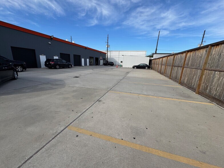 More Photos Of 5900 Schumacher Ln, Houston Auto Repair For Lease