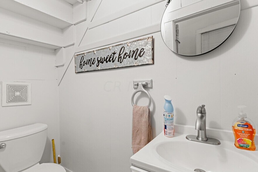 More Photos Of 1550 Lewis Center Rd, Lewis Center Freestanding For Sale