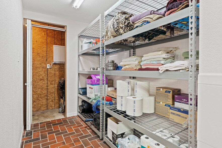 More Photos Of 1404 S B St, Henryetta Veterinarian Kennel For Sale