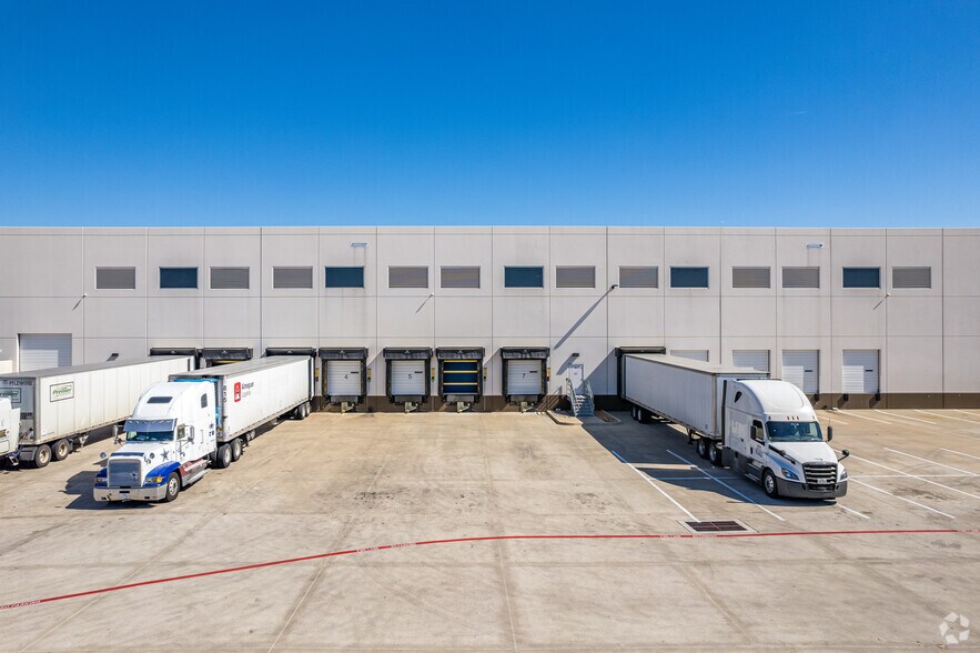 More Photos Of 3850 Regency Crest Dr, Garland Warehouse For Lease
