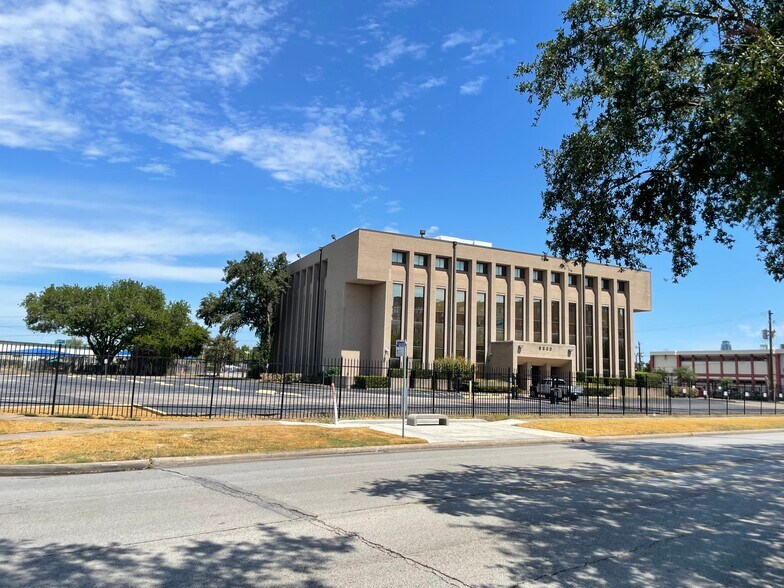 More Photos Of 6330 Gulfton St, Houston Office For Sale