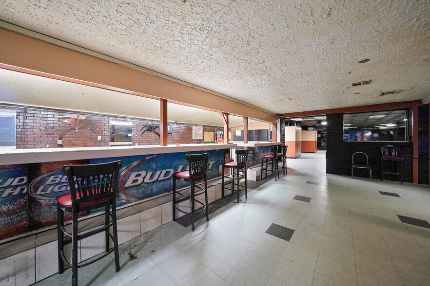 More Photos Of 200 S Frazier St, Conroe Bar For Sale