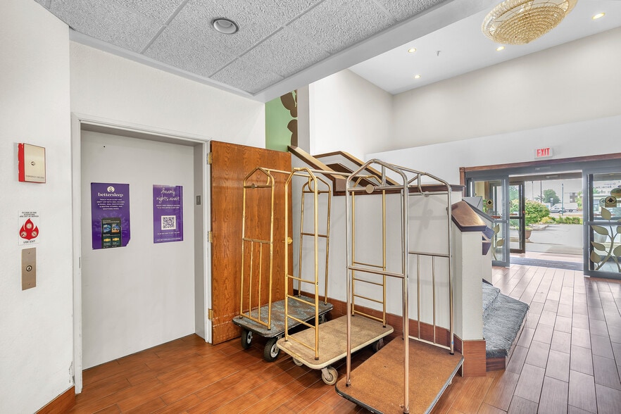 More Photos Of 220 Caravan Dr, Elkhart Hotel For Sale
