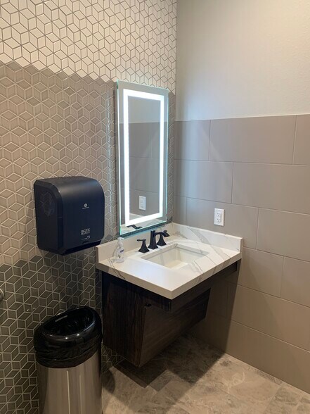 More Photos Of 610 S Watters Rd, Allen Medical For Lease