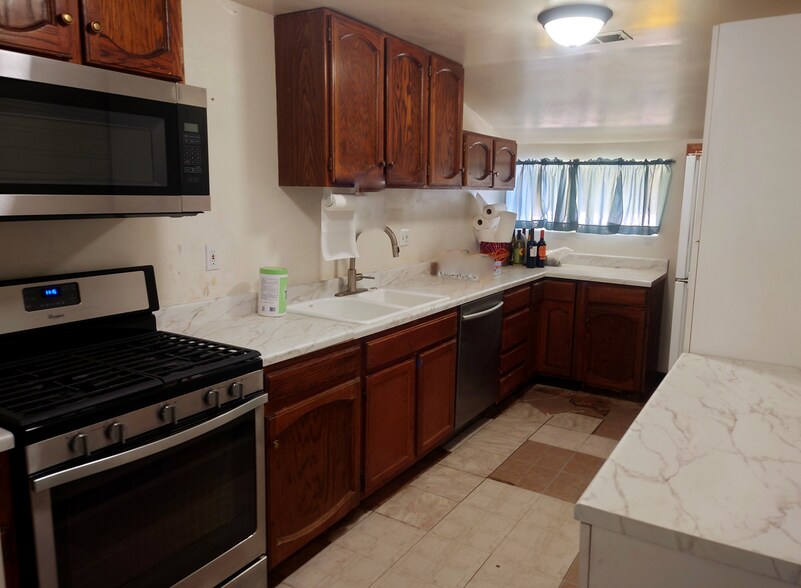 More Photos Of 105 E Woodward Ave, Keenesburg Light Distribution For Sale