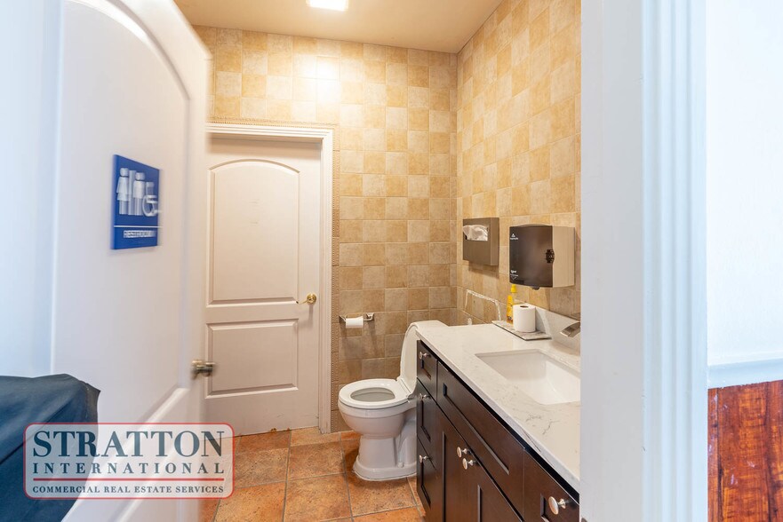 More Photos Of 23986 Pine St, Santa Clarita Religious Facility For Sale