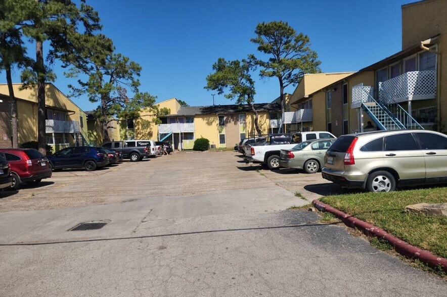 More Photos Of 12803 Northborough Dr, Houston Apartments For Sale