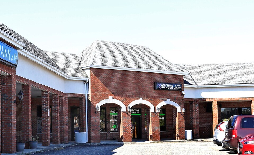 Primary Photo Of 8001-8053 Mayfield Rd, Chesterland General Retail For Lease