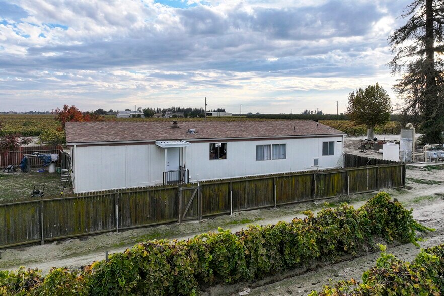 More Photos Of 11836 S Hughes Ave, Caruthers Specialty For Sale
