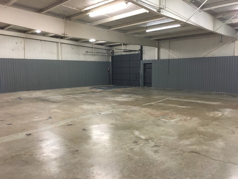 More Photos Of 2006 50th St, Lubbock Flex For Lease