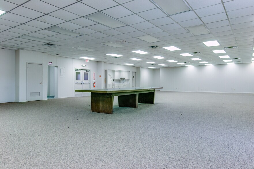 More Photos Of 228 Texas Ave, Hooks Office For Lease