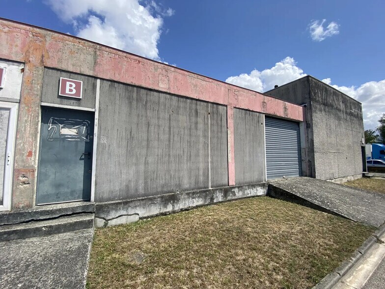 More Photos Of 10 Avenue Des Trois Cardinaux, Bordeaux Flex For Lease