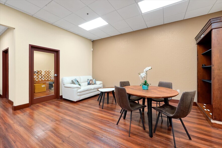 More Photos Of 8810 Commodity Cir, Orlando Showroom For Lease