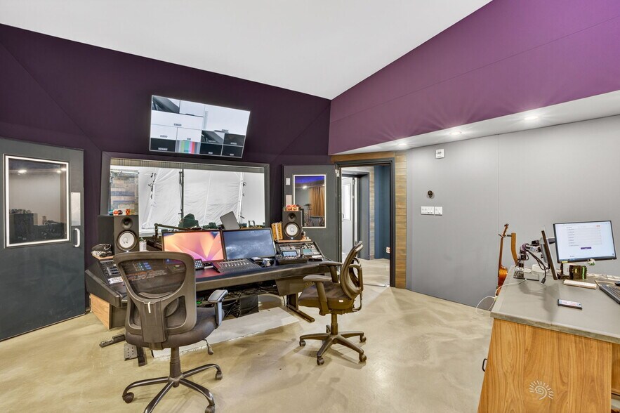 More Photos Of 2500 Emerson Ave S, Saint Petersburg Manufacturing For Sale
