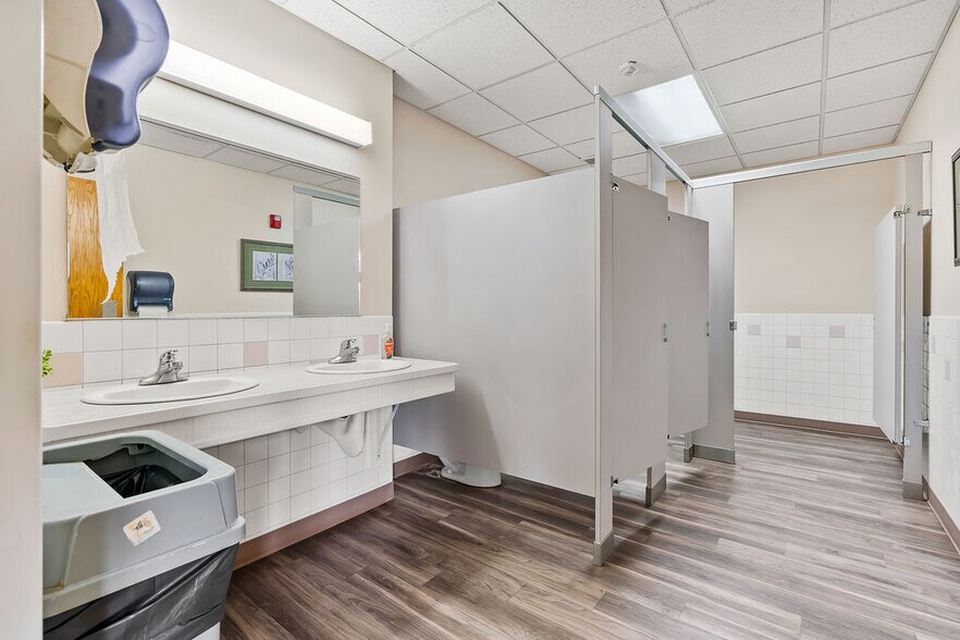 More Photos Of 31 Ray Rd, Sunnyside Sports And Entertainment For Sale