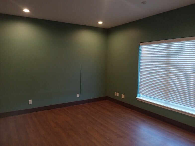 More Photos Of 2702 Calloway Rd, Tyler Office For Lease