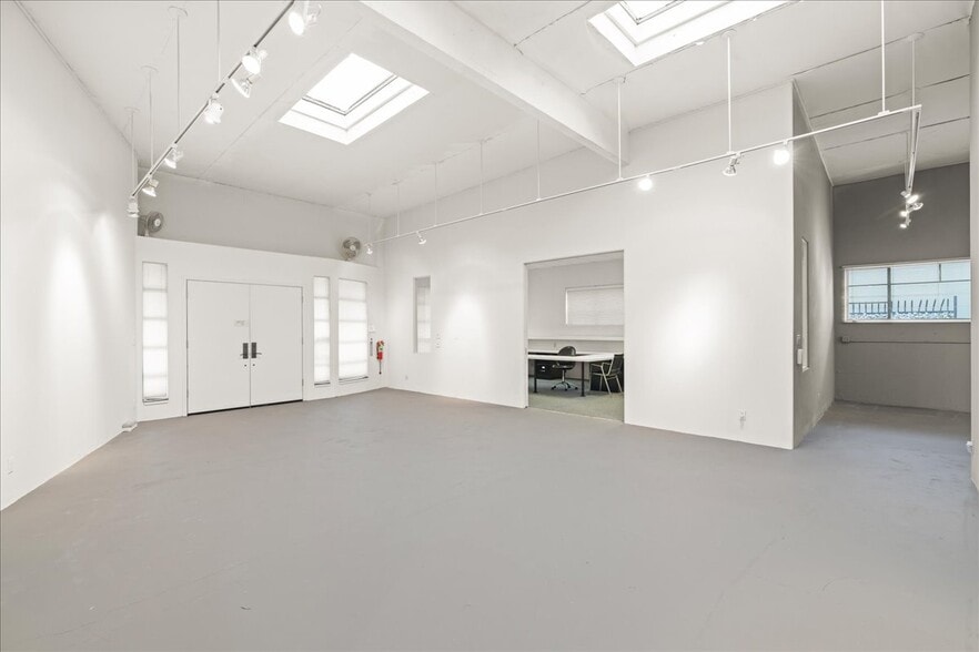 More Photos Of 4075 Transport St, Palo Alto Service For Lease