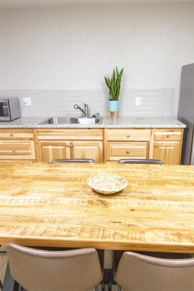 More Photos Of 916 S Locust St, Denton Warehouse For Lease