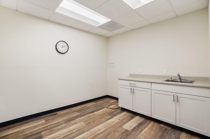 More Photos Of 30423 Canwood St, Agoura Hills Office For Sale