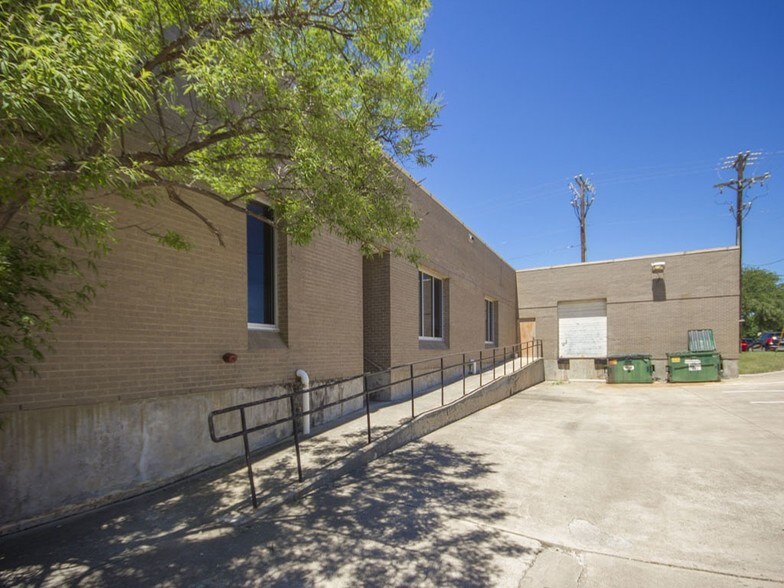 More Photos Of 4393 Sunbelt Dr, Addison Flex For Lease