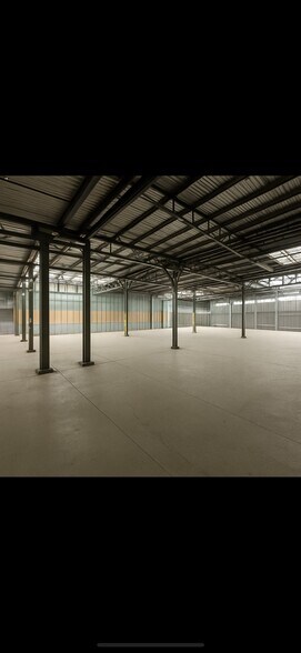 More Photos Of 900 E Clarendon Dr, Dallas Warehouse For Lease