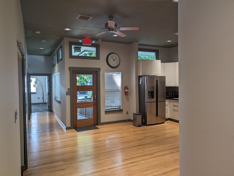 More Photos Of 3906 Menchaca Rd, Austin Medical For Lease