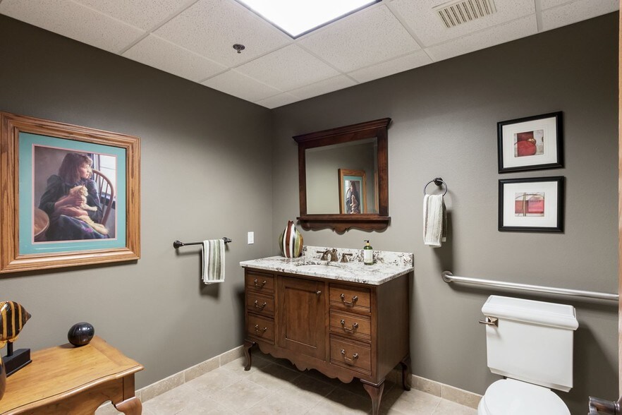 More Photos Of 801 62nd St, Marion Showroom For Sale