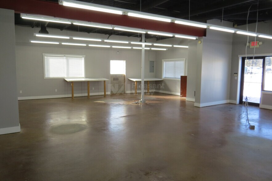 More Photos Of 675-685 High Grove Blvd, Akron Warehouse For Lease
