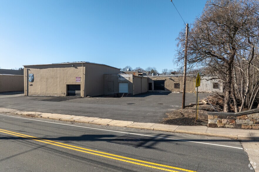 More Photos Of 14 King St, Mount Holly Freestanding For Lease