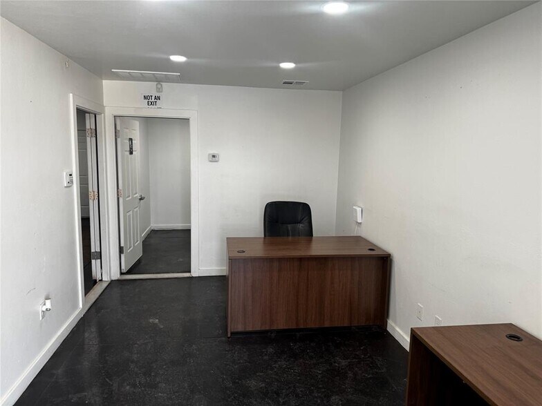 More Photos Of 7811 Kickapoo Ave, Shawnee Warehouse For Lease