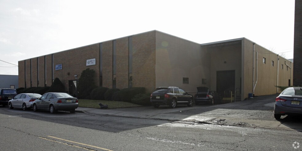 More Photos Of 263 Veterans Blvd, Carlstadt Warehouse For Lease