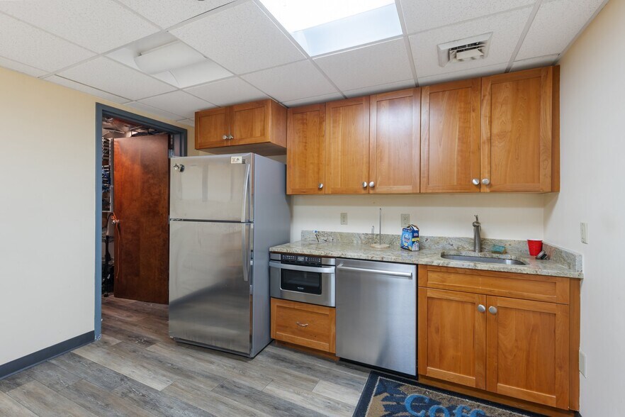 More Photos Of 19-25 Main St, Hartford Office Residential For Sale