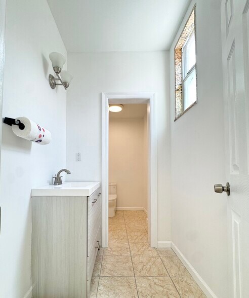More Photos Of 3160 N 46th Ave, Saint Petersburg Warehouse For Sale