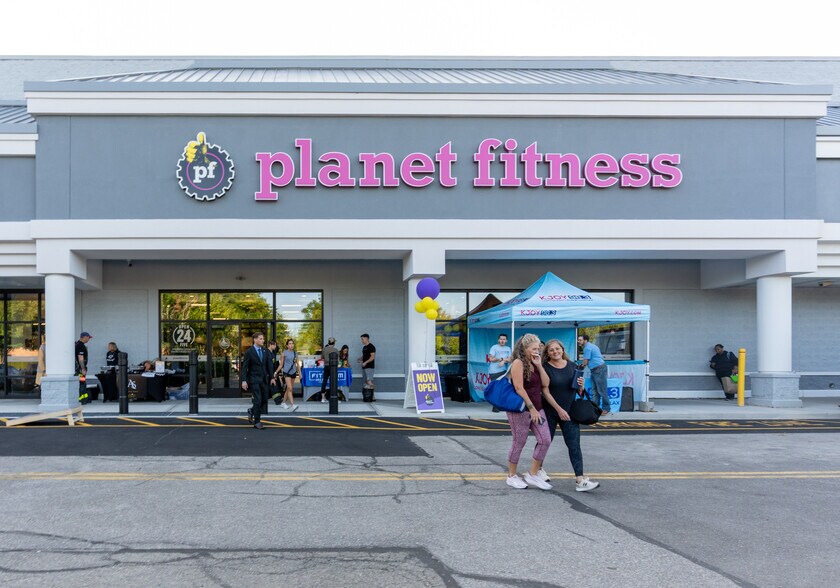 More Photos Of 6-52 Manetto Hill Rd, Plainview Storefront For Lease