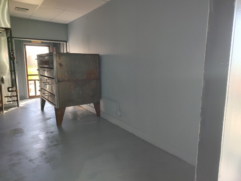 More Photos Of 2106 S Union Ave, Alliance Freestanding For Sale