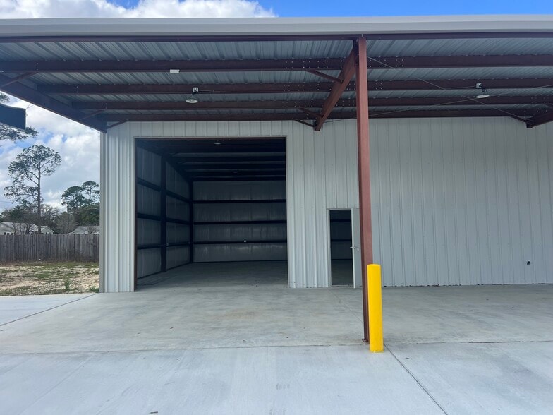 More Photos Of 201 N Palm St, Jesup Warehouse For Lease